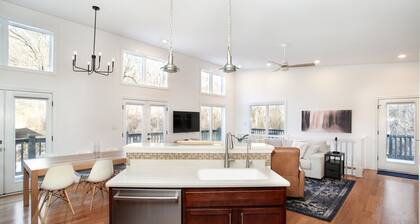 Knoxville Charm Cottage: 5.2 miles to Market Square
