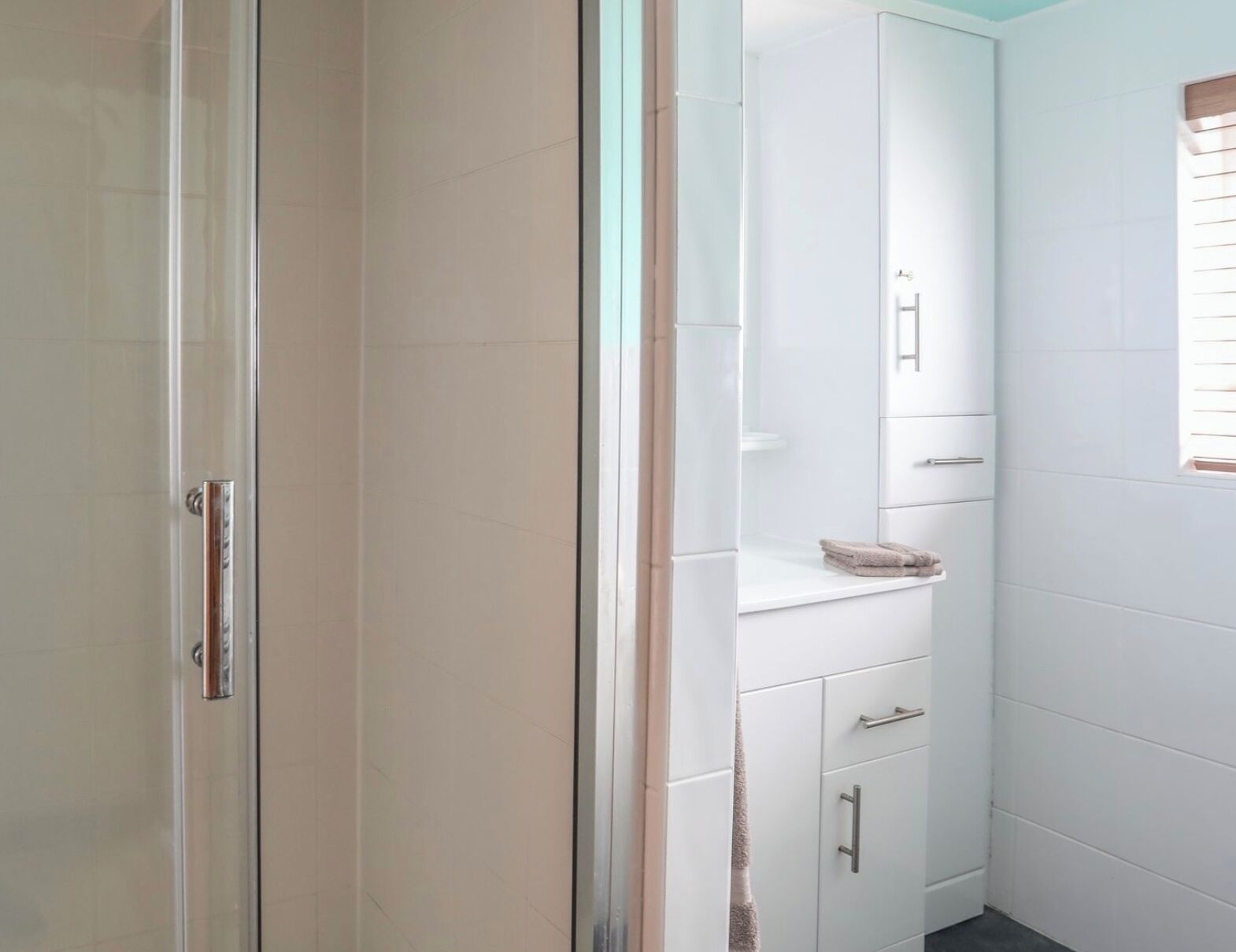 Cottage | Bathroom | Shower, towels