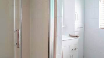 Cottage | Bathroom | Shower, towels