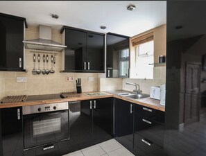 Cottage | Private kitchen | Fridge, microwave, oven, stovetop