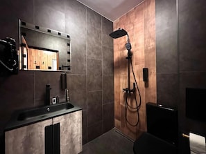 A modern bathroom with a shower, a sink, and a mirror. - Windmills Resort (Gorna Malina)