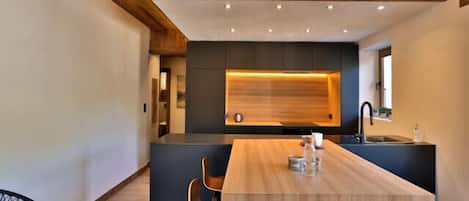 冷蔵庫、電子レンジ、オーブン、食器洗い機