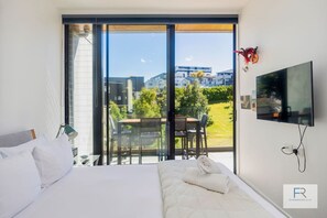 2 bedrooms, iron/ironing board, WiFi, bed sheets - Exec Garden View Apartment| by Furnished Rentals (Auckland)