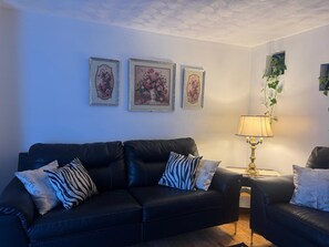 Smart TV, books - The Regal Sanctuary (Niagara Falls)