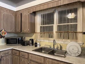 Fridge, microwave, oven, stovetop - The Regal Sanctuary (Niagara Falls)