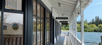 Columbia River Sunsets - spacious riverfront condo with spectacular views.