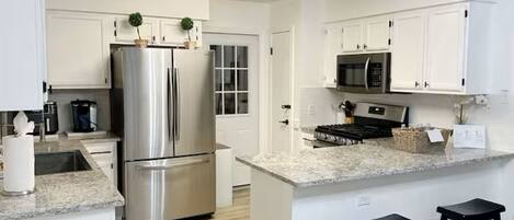 Jääkaappi, mikroaaltouuni, uuni, liesi