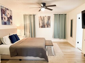 4 slaapkamers, een bureau, een strijkplank/strijkijzer, reisbedje