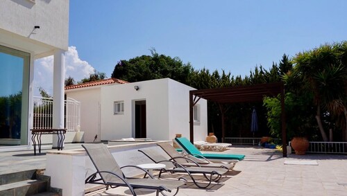 Spacious & Private 6 bed villa close to Peyia - 5bed villa + 1bed granny annex