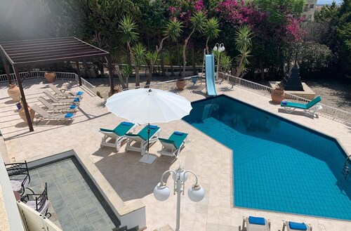 Spacious & Private 6 bed villa close to Peyia - 5bed villa + 1bed granny annex