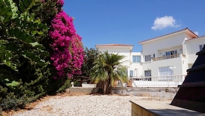 Property grounds - Spacious & Private 6 bed villa close to Peyia - 5bed villa + 1bed granny annex (Peyia)