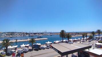 ์ํํธ | 2 ๊ฐ์ ์นจ์ค