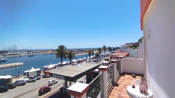 ์ํํธ | 2 ๊ฐ์ ์นจ์ค