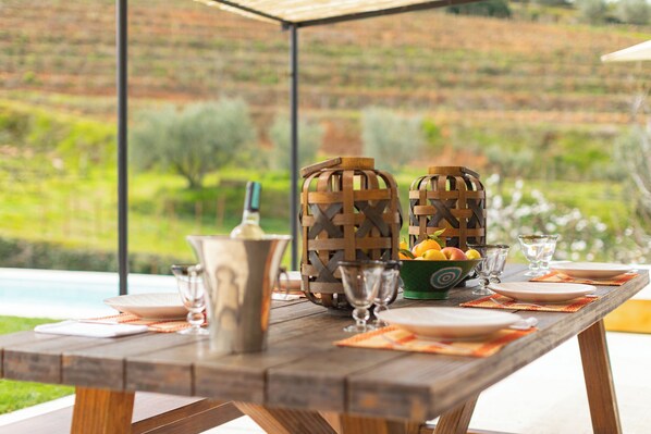 Outdoor dining - Quinta do Cedro Verde (pintahouse.com) (Fontelo)