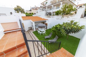 A residential area with a patio, outdoor seating, and a staircase. - D02 - Carrob Street House (Lagos)
