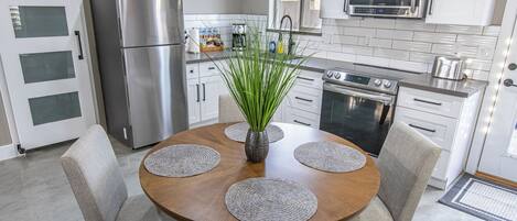 Kjøleskap, mikrobølgeovn, ovn og kokeplater