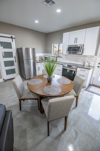 2-bedroom Home-casita , private backyard with grill, putting green,cornhole