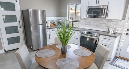 2-bedroom Home-casita , private backyard with grill, putting green,cornhole