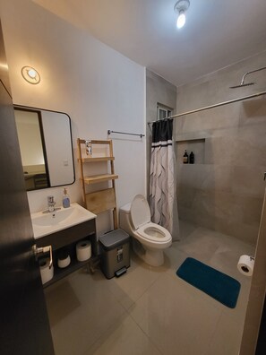 Sèche-cheveux, serviettes fournies, savon, papier toilette