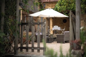 Terrace/patio - Le Grand Gite au Manoir de Carlucet close to Sarlat (Saint-Crépin-et-Carlucet)