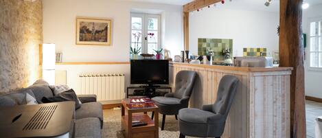 スマートテレビ、暖炉、DVD プレーヤー、書庫