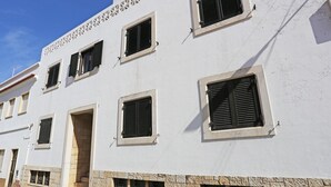 Un edificio blanco con varias ventanas y una puerta.