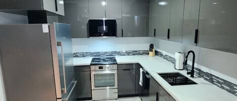 Refrigerador, microondas, placa de cocina, lavavajillas