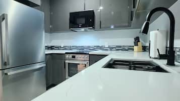 Fridge, microwave, stovetop, dishwasher