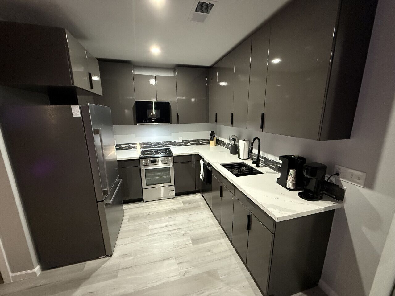 Kühlschrank, Mikrowelle, Herdplatte, Geschirrspüler