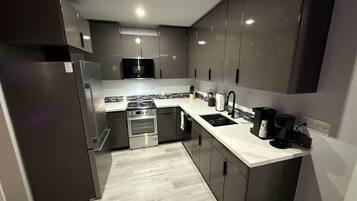 KĂŒhlschrank, Mikrowelle, Herdplatte, GeschirrspĂŒler