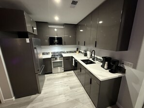 冰箱、微波炉、炉灶、洗碗机