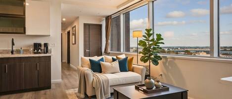 Smart-tv, eldstad och en stereo