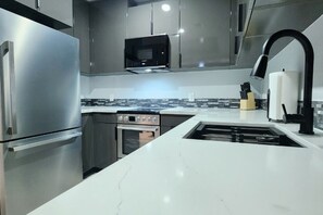 Fridge, microwave, stovetop, dishwasher