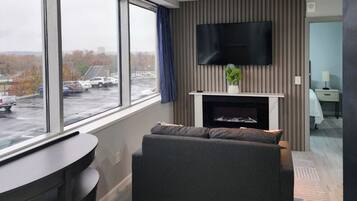 Smart TV, chimenea, estéreo