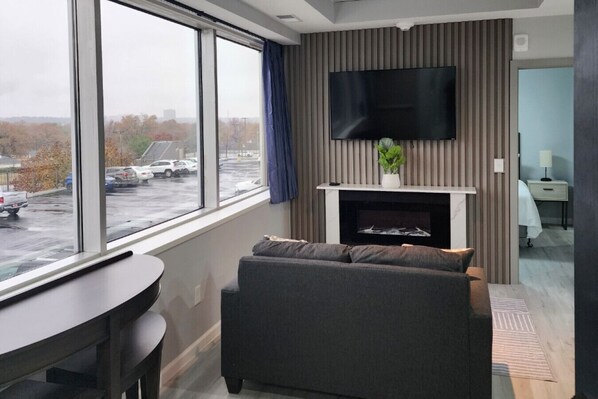Smart TV, caminetto, impianto stereo