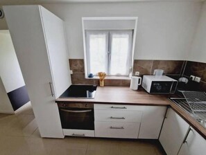 Fridge, microwave, oven, stovetop - Quiet, fully-equipped house with garden (Maing)