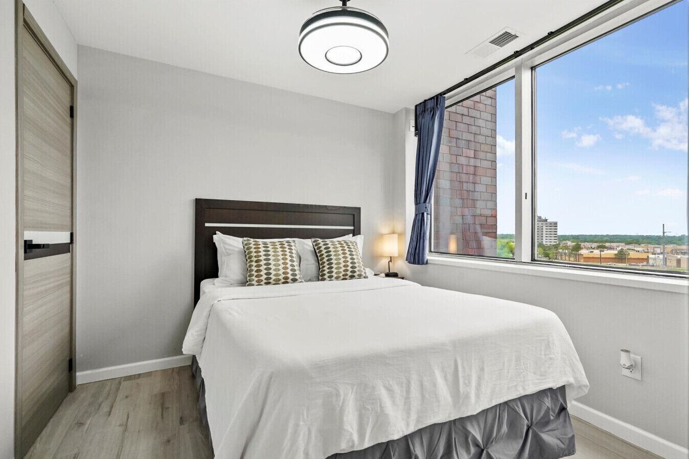 1 habitación, tabla de planchar con plancha, wifi gratis y ropa de cama 