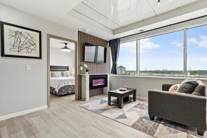 1 bedroom, iron/ironing board, free WiFi, bed sheets - Modern High-Rise Apartment - 3 (Tulsa)