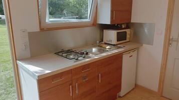 Refrigerador, microondas, parrilla de estufa y tetera eléctrica