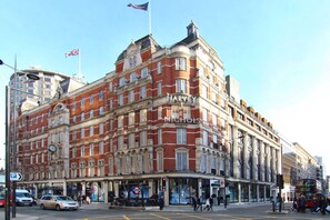A historic building with the name "Harvey Nichols" prominently displayed. - Knightsbridge Beauchamp Exclusive I 45bp (London)