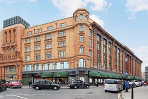 A historic building with multiple ground-floor shops and a corner entrance. - Knightsbridge Beauchamp Exclusive I 45bp (London)