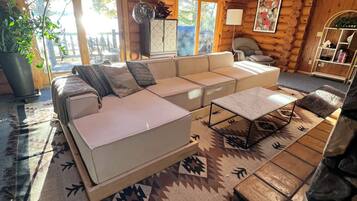 TV connectée, cheminée, jeux vidéo, livres