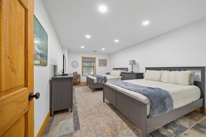 5 bedrooms, iron/ironing board, free WiFi, bed sheets - Lakefront Luxury Log Cabin on Grand Lake O’ the Cherokees (Jay)
