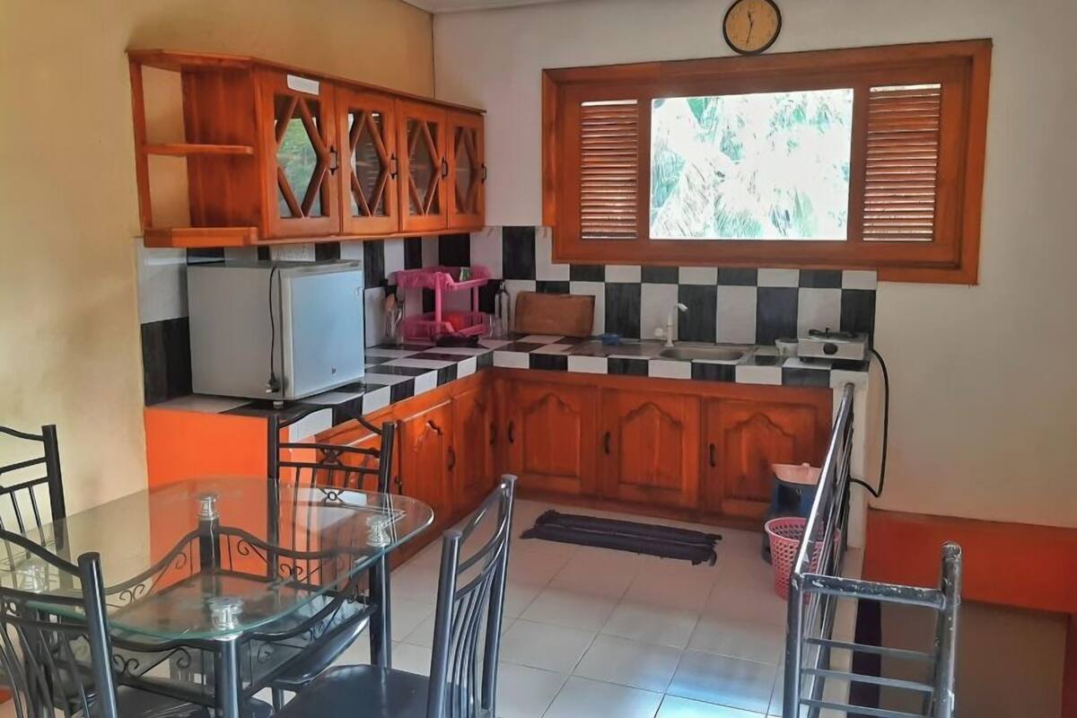 Eenvoudig appartement, balkon, uitzicht op bergen | Privékeuken | Een rijstkoker, een diepvriezer, keukenpapier