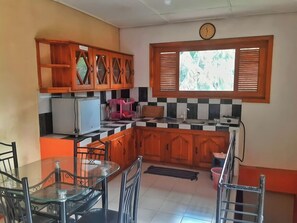 Apartamento básico, sacada, vista para a montanha | Cozinha privada | Panela elétrica de arroz, freezer, toalhas de papel