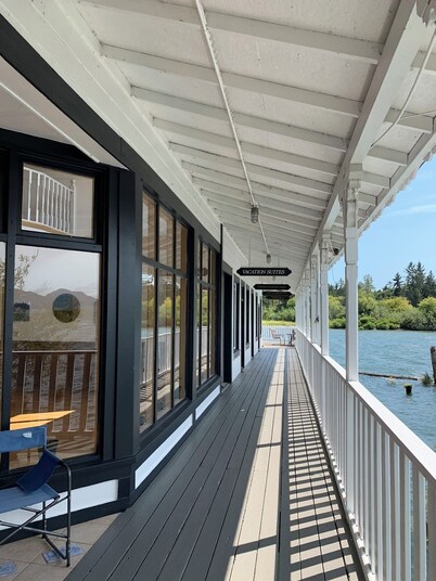 Steamboat Slough Sunrises - spacious riverfront condo with spectacular views.