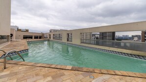 A rooftop swimming pool with tiled edges, surrounded by buildings and a cloudy sky. - Studio With Balcony Sp-an606 (São Paulo)