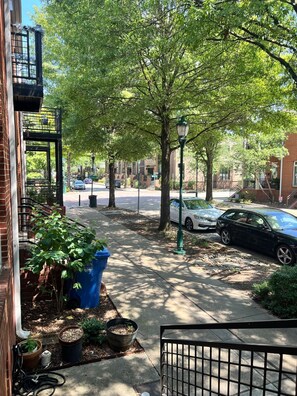 Property grounds - Cozy 2-bedroom Townhome with free parking in charming Downtown Chattanooga (Chattanooga)