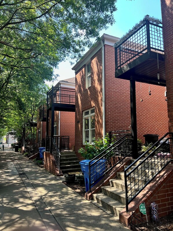 Exterior - Cozy 2-bedroom Townhome with free parking in charming Downtown Chattanooga (Chattanooga)