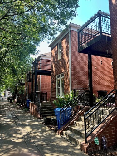 Cozy 2-bedroom Townhome with free parking in charming Downtown Chattanooga